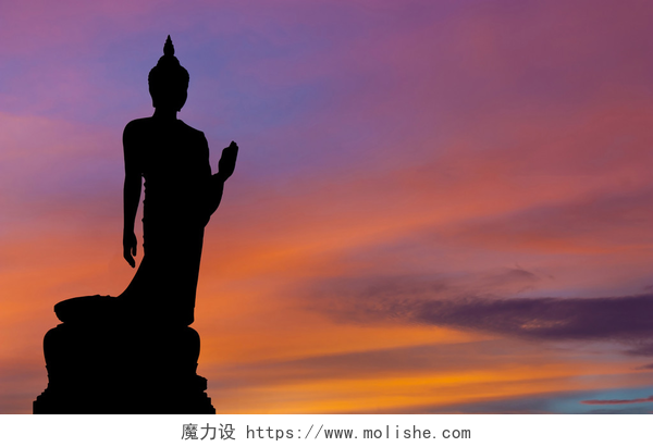 黄昏下的佛教剪影走在黄昏剪影的佛教雕像的姿势